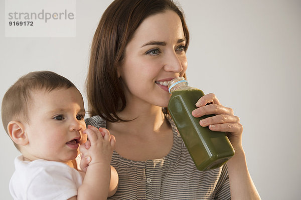 grün halten trinken Saft Mutter - Mensch Baby