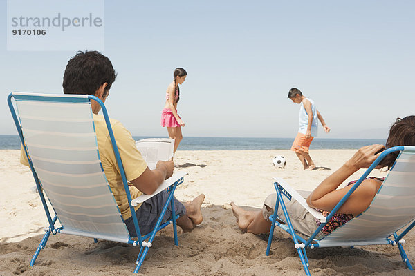 sehen Stuhl Strand Menschliche Eltern Rasen