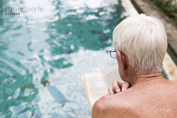Senior Senioren Europäer Mann Schwimmbad Untersuchung