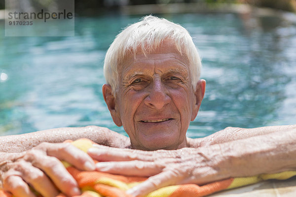 Senior Senioren Europäer Mann Entspannung Schwimmbad