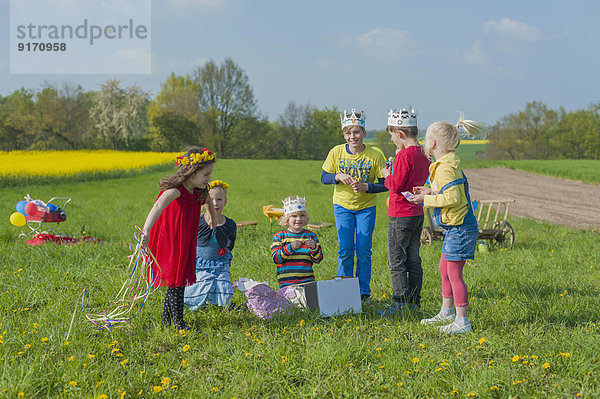 Kindergruppe beim Spielen auf einer Wiese