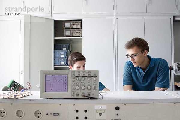 Zwei Elektronik-Lehrlinge testen in der Werkstatt