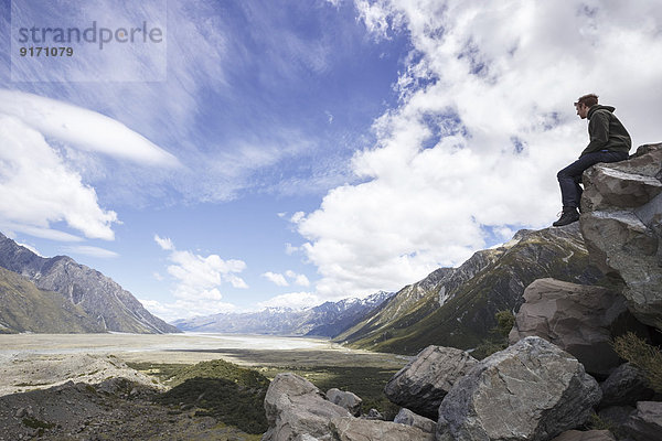 Neuseeland  Mann mit Blick auf das Tal des Mount Cook Nationalparks
