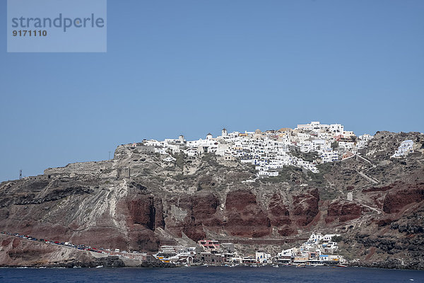 Griechenland  Kykladen  Santorini  Blick von der Fähre auf Oia und den Hafen