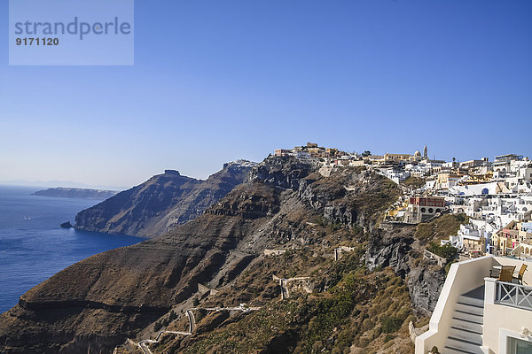 Griechenland  Kykladen  Santorini  Blick auf Thera und Caldera