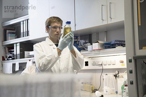 Wissenschaftler in einem biologischen Labor zur Analyse von Flüssigkeiten