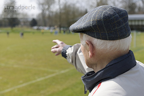 Alter Mann beim Fußballspiel