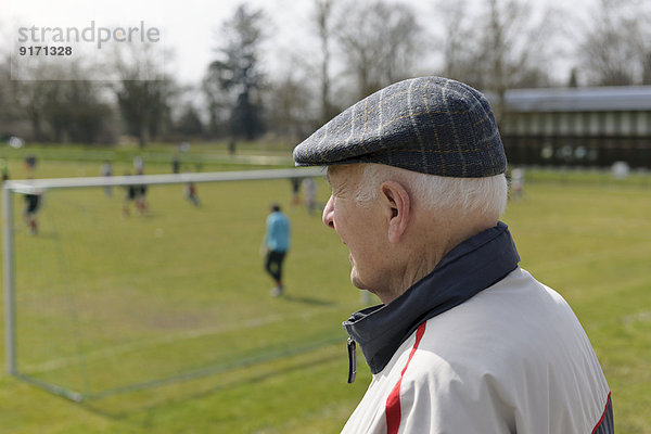 Alter Mann beim Fußballspiel