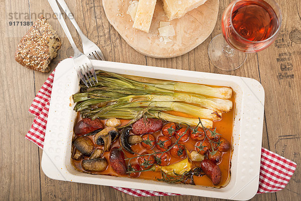 Mediterranes Low-Carb-Gericht mit Chorizo-Wurst und Gemüse