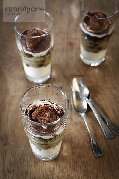Drei Gläser zuckerfreies Rhabarberquark-Dessert mit geriebenem Schwarzbrot  erhöhte Ansicht