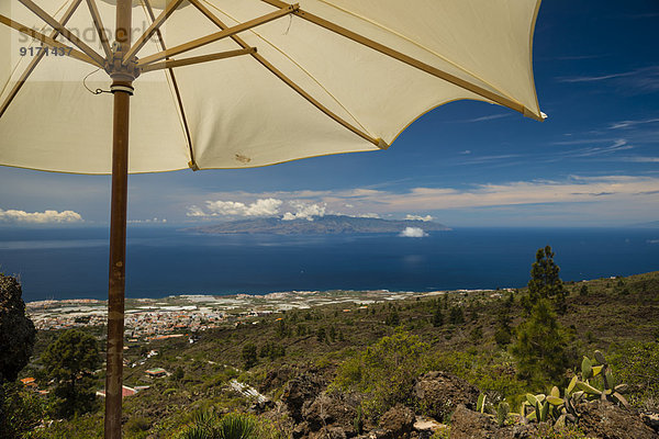 Spanien  Kanarische Inseln  Teneriffa  Chirche  Blick vom Mirador de Chirch nach La Gomera  Sonnenschirm