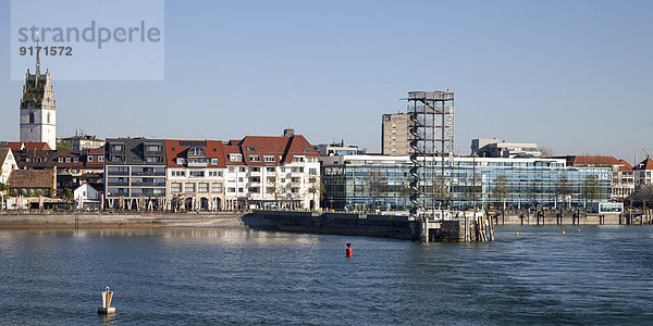 Deutschland  Baden-Württemberg  Friedrichshafen  Aussichtsturm vor Stadtpanorama