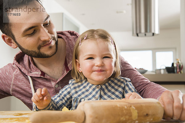 Vater und Tochter backen in der Küche