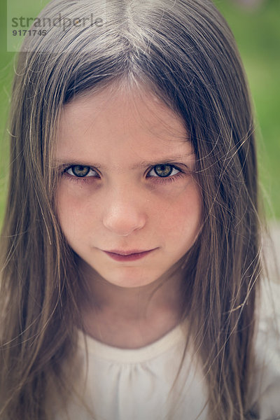 Porträt eines traurigen kleinen Mädchens