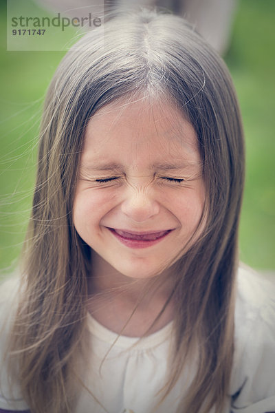 Porträt eines kleinen Mädchens mit schielenden Augen