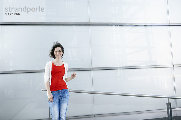 Deutschland  Nordrhein-Westfalen  Köln  Frau steht vor der Fassade am Rheinauhafen