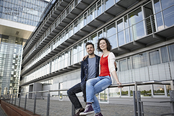 Deutschland  Nordrhein-Westfalen  Köln  Ehepaar vor der Fassade am Rheinauhafen
