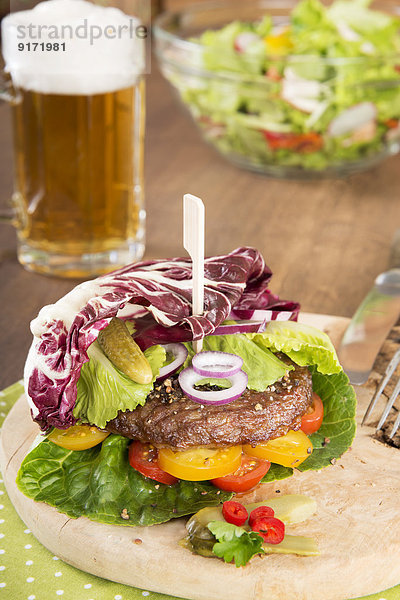 Rindfleischburger und ein Glas Bier