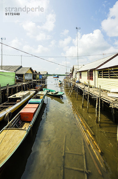 Indonesien  Riau Inseln  Bintan Insel  Fischerdorf  Holzhütten und Fischerboote