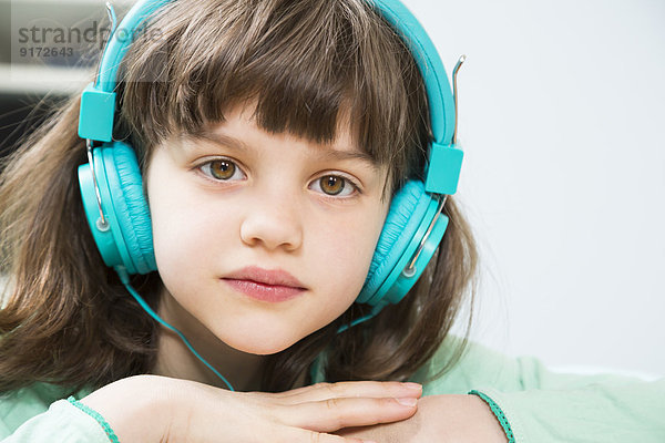 Portrait des kleinen Mädchens mit Kopfhörer