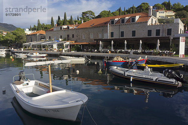 Kroatien  Cavtat  Restaurants am Hafen