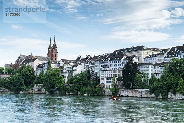 Schweiz  Basel  Stadtbild mit Rhein und Münster