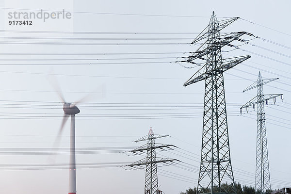 Deutschland  Hamburg  Freileitung und Windkraftanlage