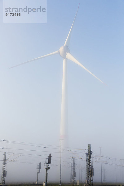 Deutschland  Hamburg  Windkraftanlage neben der Bahnstrecke im Frühnebel