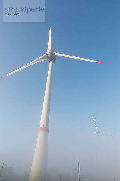 Deutschland  Hamburg  Windkraftanlage im Frühnebel