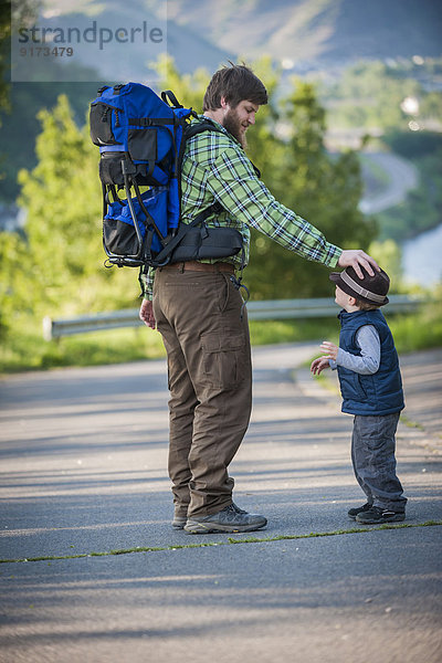 Deutschland  Rheinland-Pfalz  Moselsteig  Vater und sein kleiner Sohn wandern