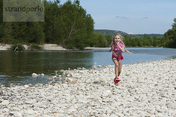 Frankreich  Languedoc Roussillon  Gard  Mädchen  Laufen vor dem Gardon River