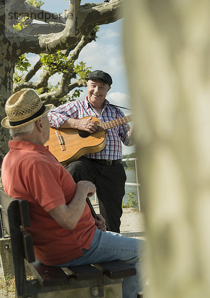 Deutschland  Rheinland-Pfalz  Worms  zwei alte Männer mit Gitarre an der Rheinpromenade