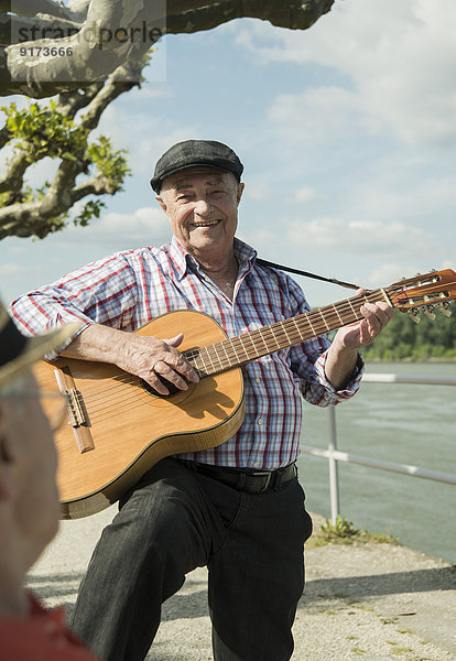 Deutschland  Rheinland-Pfalz  Worms  Portrait des alten Mannes mit Gitarre an der Rheinpromenade