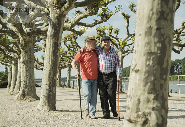 Deutschland  Rheinland-Pfalz  Worms  zwei alte Männer mit Arm in Arm an der Rheinpromenade