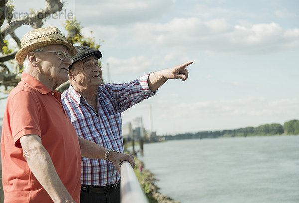 Deutschland  Rheinland-Pfalz  Worms  zwei alte Männer mit Blick auf den Rhein