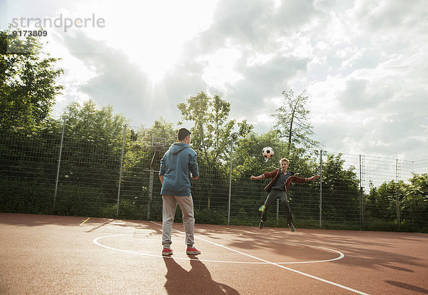 Zwei Jungen spielen Fußball