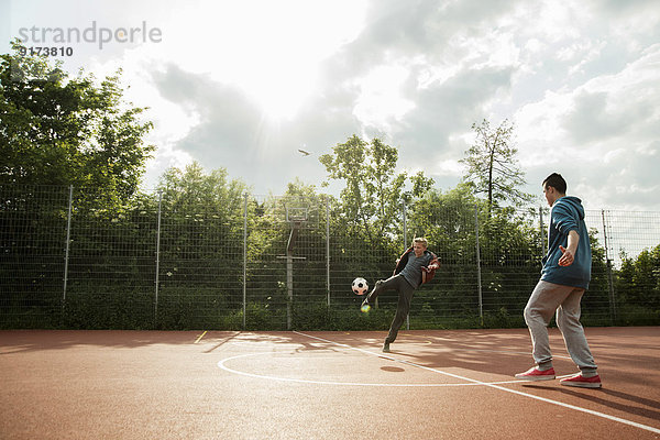 Zwei Jungen spielen Fußball