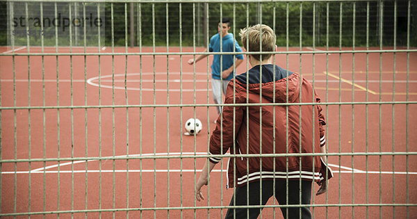 Zwei Jungen spielen Fußball