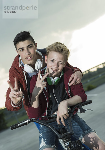 Zwei Jungs mit BMX-Bike und Kopfhörer