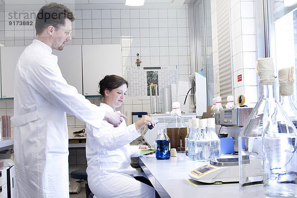 Zwei Lebensmittelanalytiker  die im Labor arbeiten