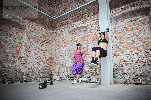 Zwei Frauen beim Training im Fitnessstudio