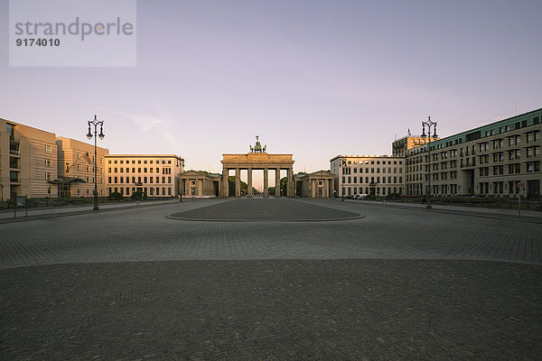Deutschland  Berlin  Berlin-Mitte  Blick zum Brandenburger Tor am Morgen
