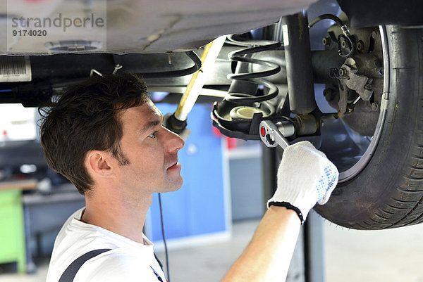 Kfz-Mechaniker in einer Werkstatt im Auto