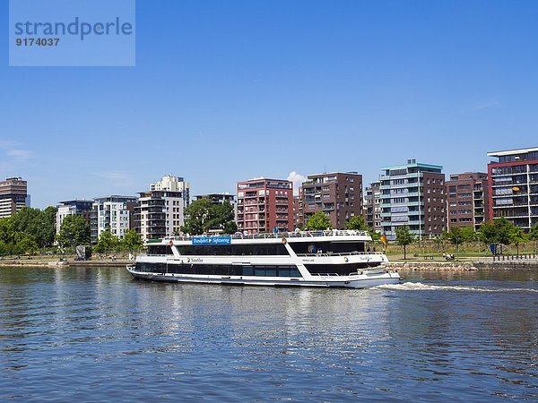 Deutschland  Hessen  Frankfurt  Luxuswohnhaus  Ausflugsboot