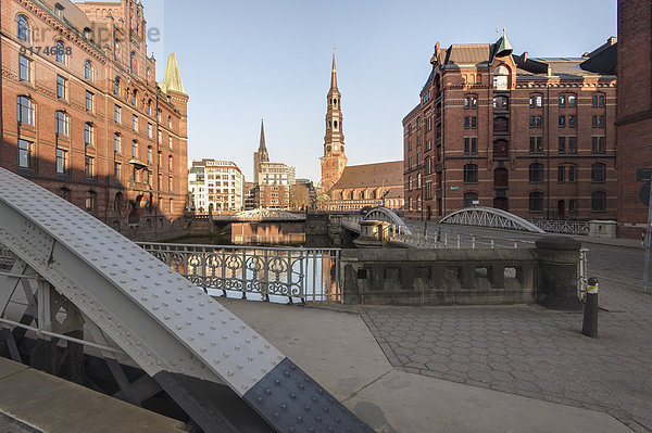 Germany  Hamburg  Speicherstadt in the morning  in the background St. Catherine's Church