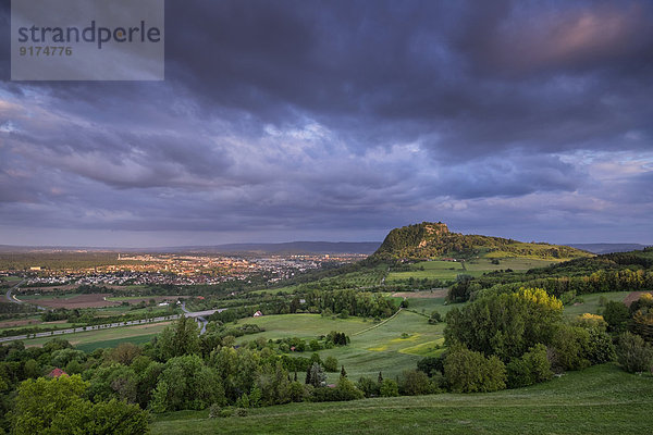 Deutschland  Baden-Württemberg  Singen  Blick auf die Hegauer Landschaft mit Hohentwiel und Schloss Hohentwiel