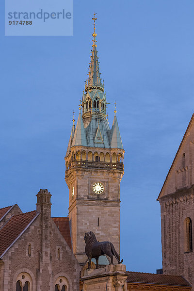 Deutschland  Niedersachsen  Braunschweig  Burgplatz mit Rathausturm und Braunschweiger Löwe am Abend