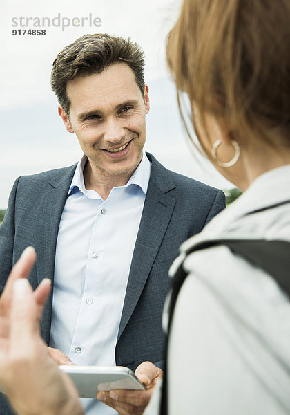 Portrait von zwei Geschäftsleuten mit Tablet-Computer