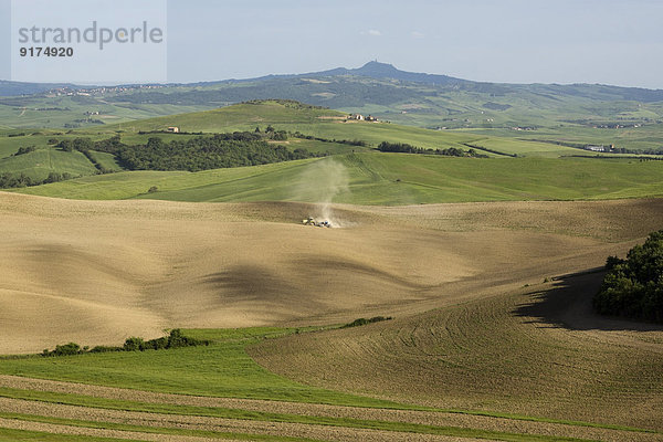 Italien  Toskana  Traktor auf dem Feld bei Pienza