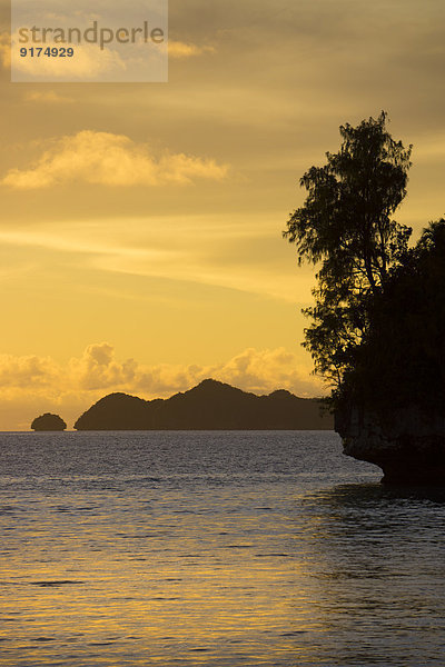 Mikronesien  Palau  tropische Insel im Abendlicht
